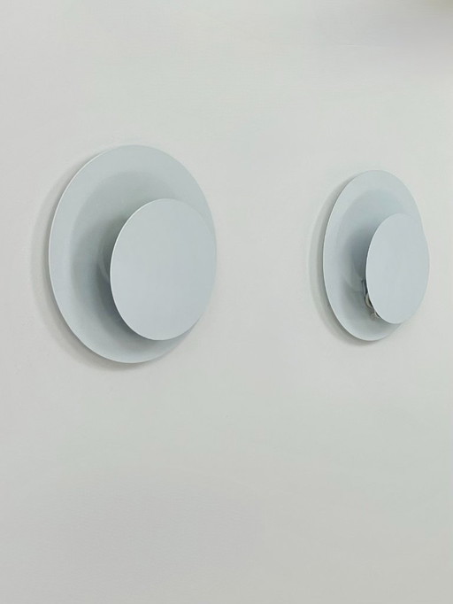 Een paar vintage wandlampen, wit gelakt metaal, Zweden, 1970