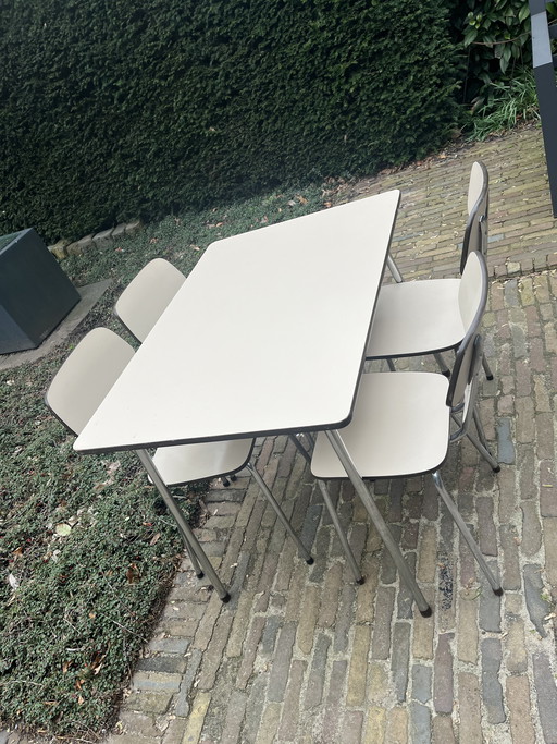 Tavolo e sedie da pranzo in laminato.