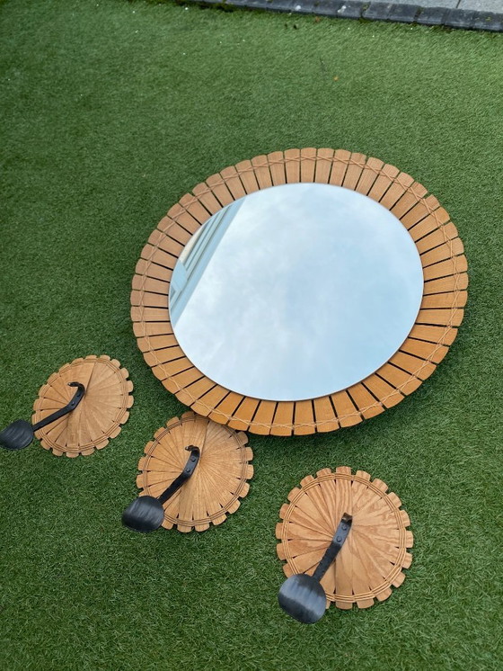 Image 1 of Specchio vintage in rattan con attaccapanni