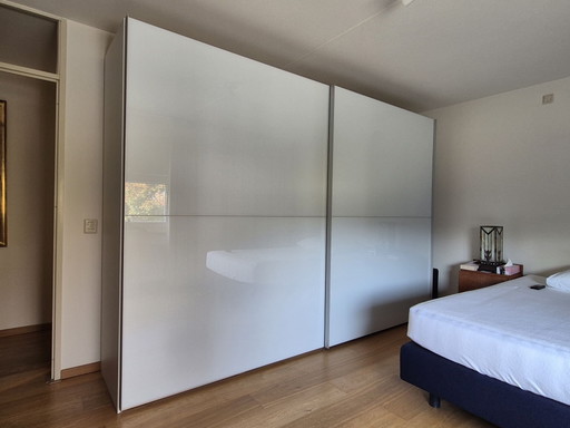 Grande armoire Sijben avec portes coulissantes et beaucoup de rangement