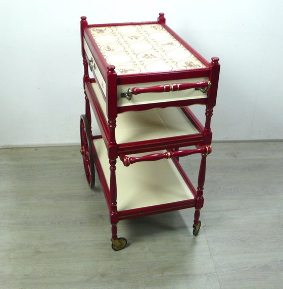 Vintage serveerwagen met 3 etages en lade, crèmekleurig en robijnrood, antieke stijl – Wood, Ceramic (photo 7 of 8)