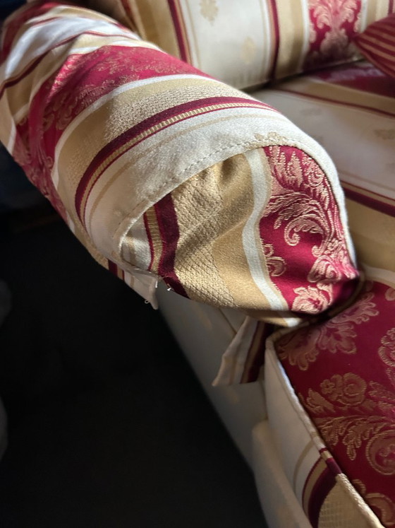 Image 1 of Divano a 3 posti, 2 poltrone e pouf, realizzati a mano in stile inglese.