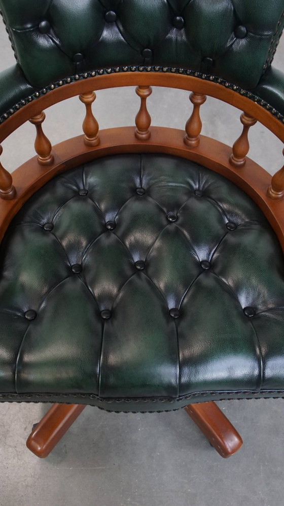 Image 1 of Rundleren en houten donkergroene chesterfield bureaustoel op wieltjes
