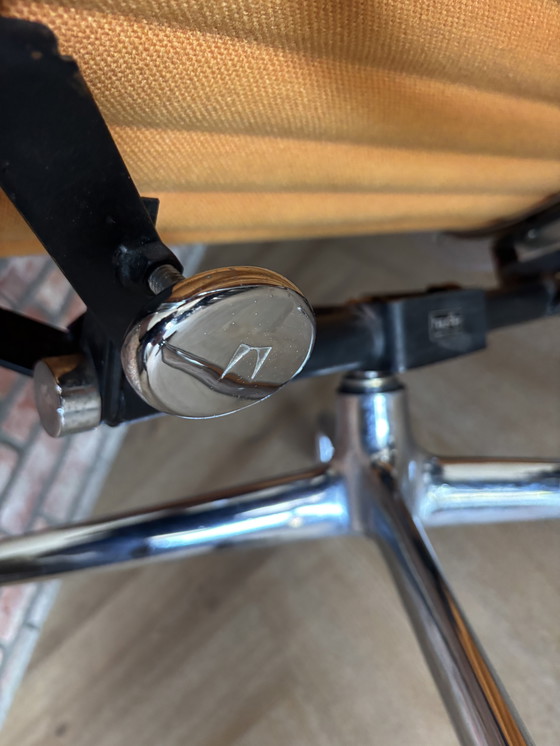 Image 1 of Herman Miller Eames EA 124 Lounge Chair - Arancione, Cromato