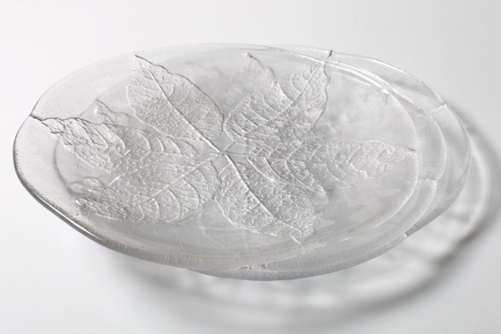 Image 1 of Set van 3 vintage Kosta Boda glazen dinerborden / Scandinavisch bladmotief / 1975