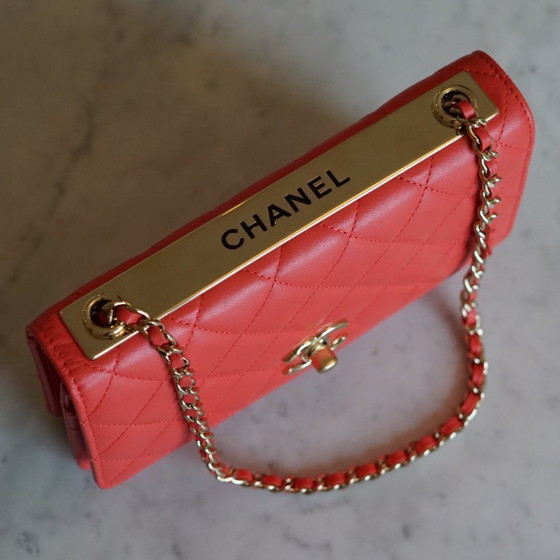 Image 1 of PORTEFEUILLE CHANEL À CHAÎNE TENDANCE