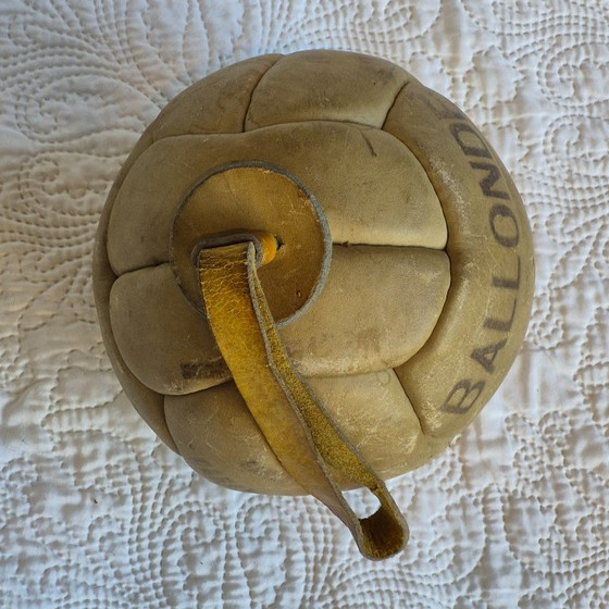 Ancienne Ballonde JAF en Cuir avec Lanière – Sport Vintage – Objets déco, Leather (photo 7 of 9)