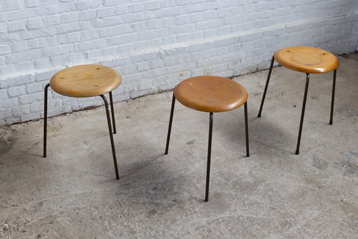 3x Tabouret trépied à pois style Arne Jacobsen par Fritz Hansen, années 1960