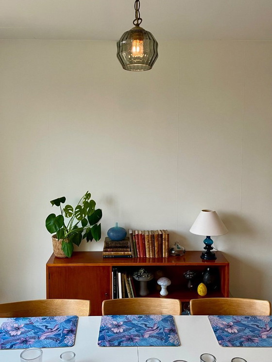 Image 1 of Lampada a sospensione retrò anni '70 in vetro fumé a coste e catena in ottone