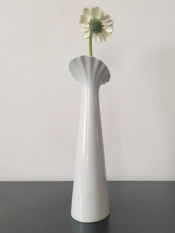 Image 1 of Tirschenreuth Designvaas | Slanke Vaas met Geschubde Kraag | Duits Porselein Jaren '80