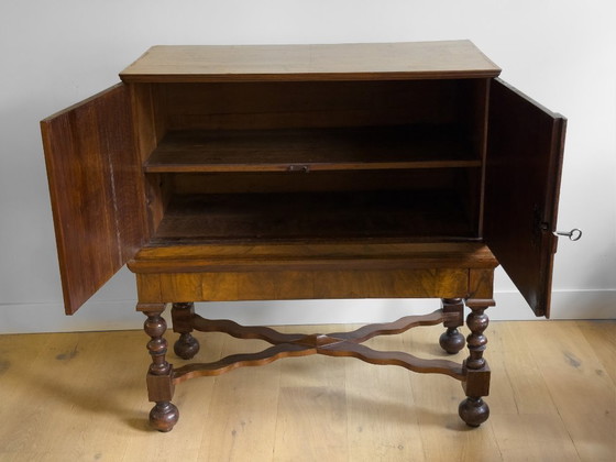 Image 1 of Elegante gabinete con patas en cruz de nogal del siglo XVII