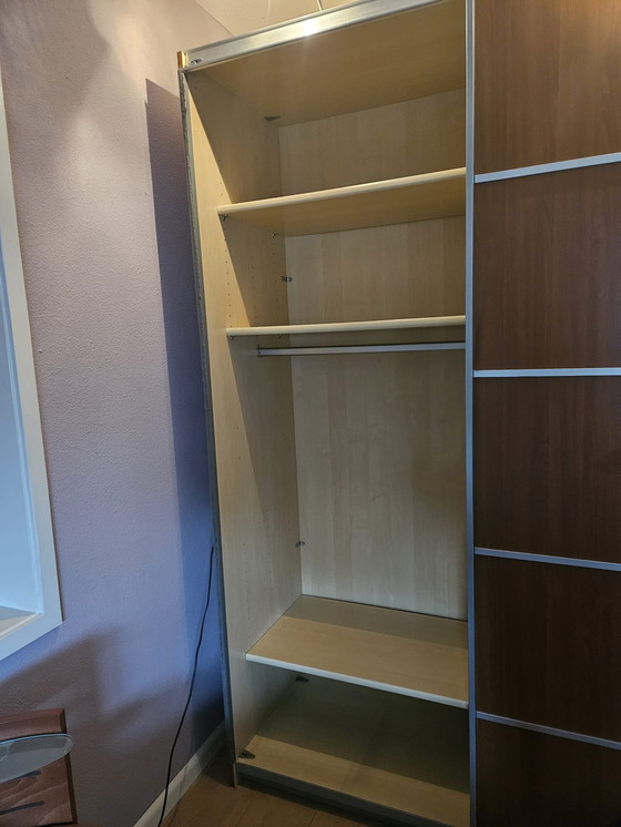 Image 1 of Armario con puertas correderas y espejo.