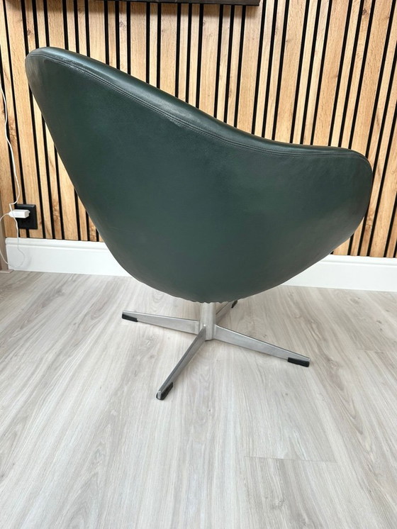 Image 1 of Fauteuil pivotant en vinyle vert foncé style Mid-Century Modern