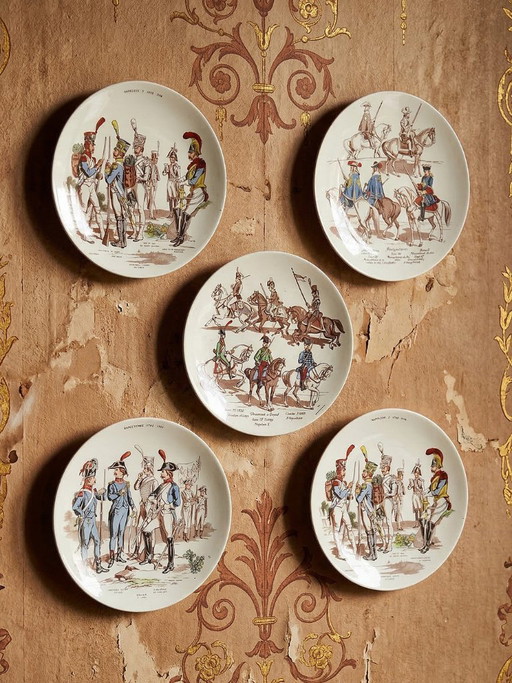 Suite de 5 assiettes murales anciennes Sarreguemines décor polychrome militaire