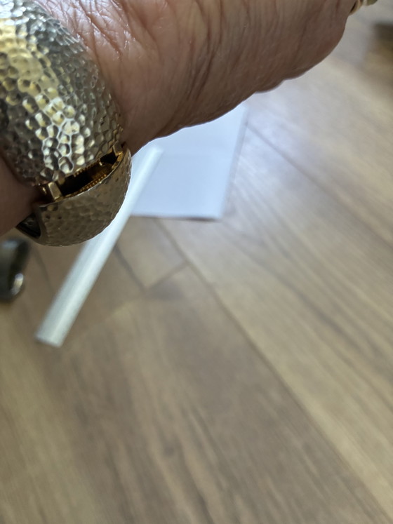 Image 1 of Pulsera de metal martillado con cierre a presión