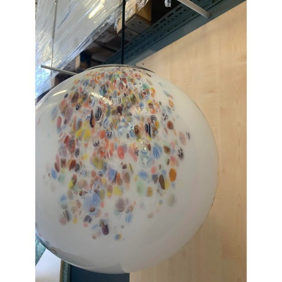Image 1 of Sfera in vetro bianco latte in stile Murano contemporaneo con murrine multicolori