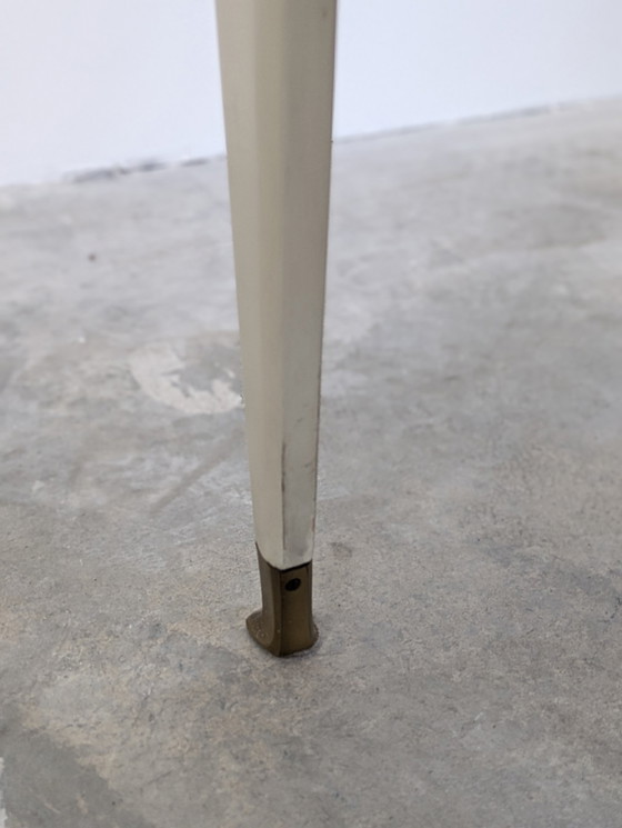 Image 1 of Mesilla de noche - Latón, Cristal, Madera - Pareja de mesillas de noche, de madera lacada en blanco, con tapa de cristal.