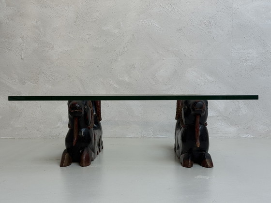 Image 1 of Mesa de centro estilo Hollywood Regency con cabeza de carnero tallada en madera | 1970