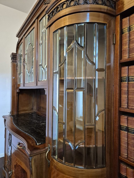 Monumentaler Schrank/Buffet im Jugendstil mit Bücherregalen (Nussbaum & Marmor) – Buffetschränke, Glass (photo 7 of 16)
