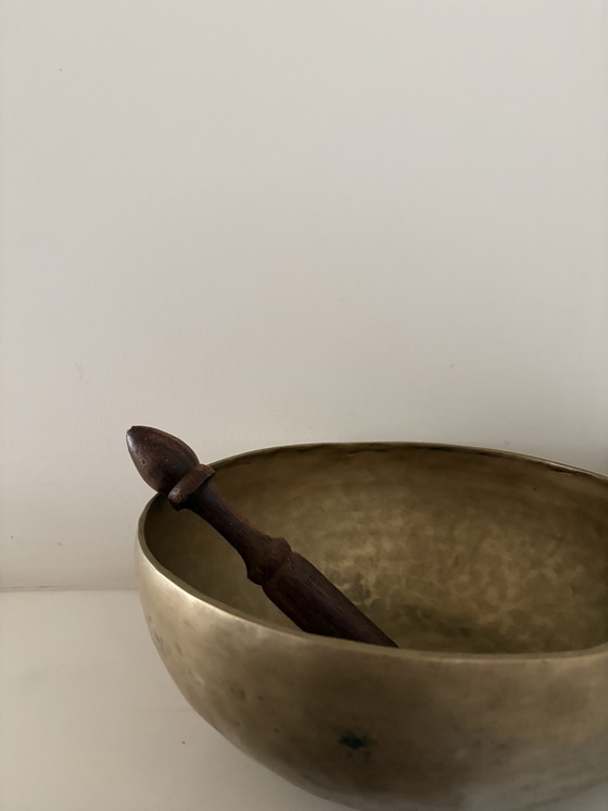 Image 1 of Antiguo cuenco cantor de Buda nepalí fabricado en bronce – principios del siglo XX.