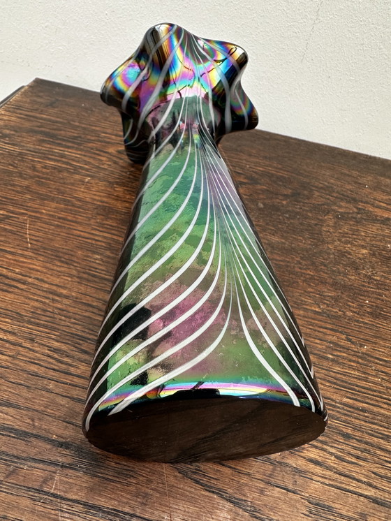 Image 1 of vaas rétro en Verre Irisé à striés et col en volant H P21 cm