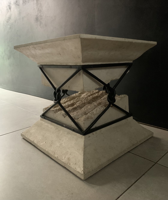 Image 1 of Travertin en ijzeren sokkeltafel met "gebroken" ontwerp