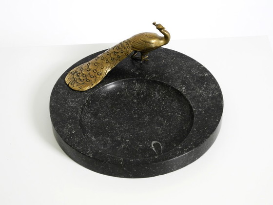 Image 1 of Wunderschönes, großes Tablett aus schwarzem Granit mit einem Pfau aus Messing, um 1920