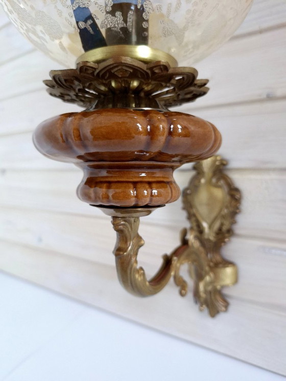 Image 1 of Vintage messing wandlamp met keramische toevoeging en amberkleurige kap / Joegoslavië, jaren 70