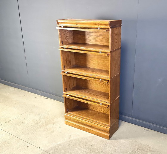 Image 1 of Bibliothèque d'avocat à quatre niveaux en chêne avec vitraux