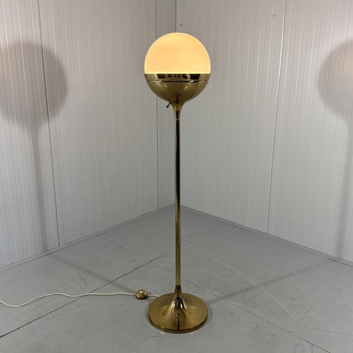 Vereinigte Werkstätten München Lampadaire Globe en laiton et verre 1960s