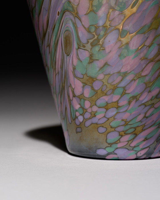 Image 1 of Österreichische Jugendstilvase aus irisierendem Kunstglas, mehrfarbiges Federdekor, 1900-1910