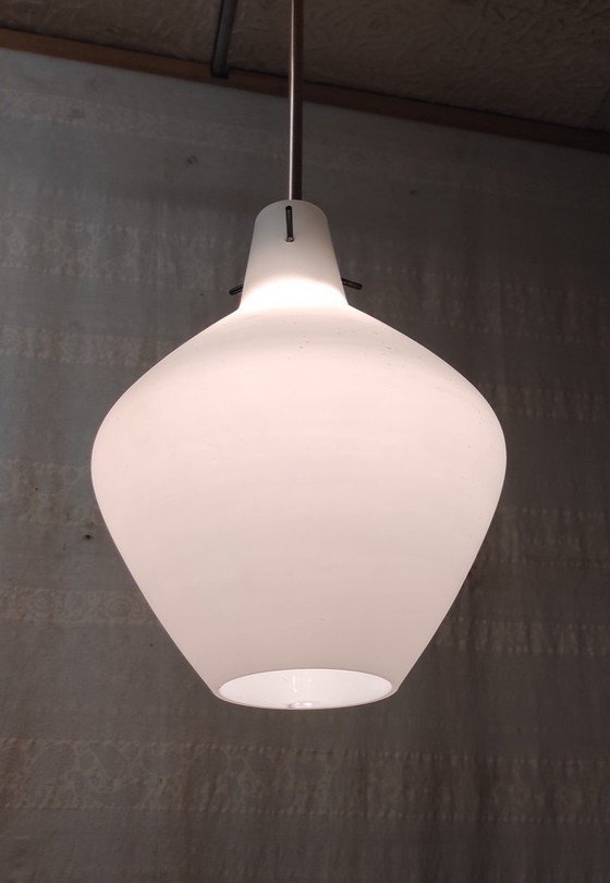 Image 1 of Lampada a sospensione a globo opalino con montatura in ottone - anni '50/'60