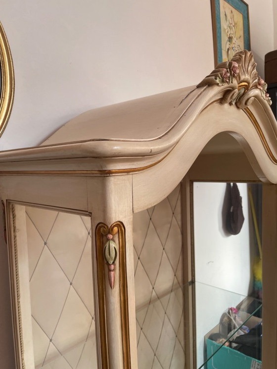 Image 1 of antieke vitrinekast in rocaille-stijl