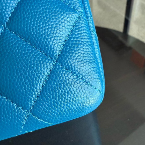 Image 1 of Borsa Chanel Classic Flap Small - Pelle di vitello martellata trapuntata color caviale, blu, con finiture dorate, serie 30