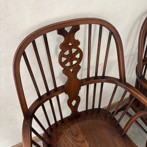 Image 1 of Een paar Windsor-fauteuils van iepenhout.
