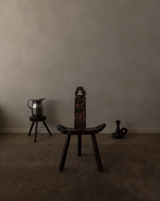 Chaise trépied brutaliste espagnole en bois massif