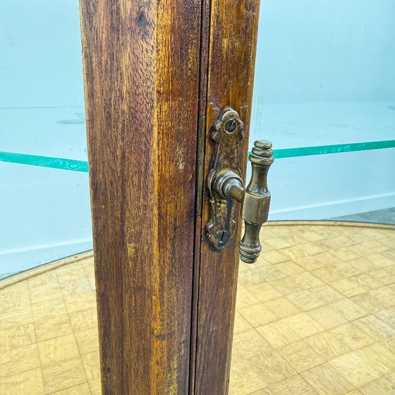 Image 1 of Antieke vitrinekast met gebogen glas – houten displaykast – begin 20e eeuw