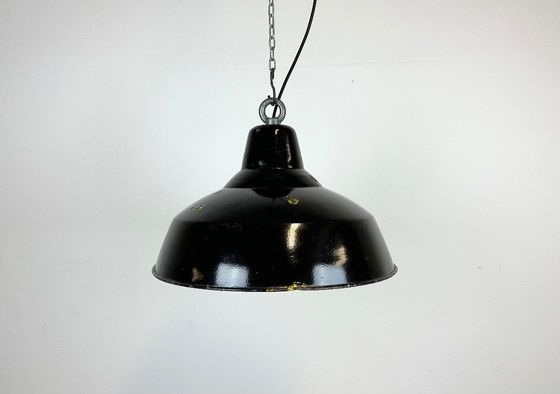 Image 1 of Industriële zwarte geëmailleerde fabriekslamp met ijzeren bovenkant, jaren 60