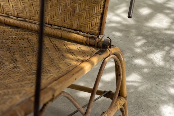 Image 1 of Sillón alemán antiguo de ratán con reposapiés extensible, de la década de 1930.