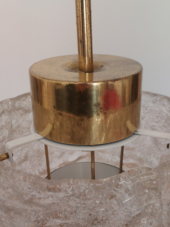 Vintage hanglamp uit het midden van de 20e eeuw met matglazen kap en messing afwerking. – doria, Hanglampen (photo 6 of 11)