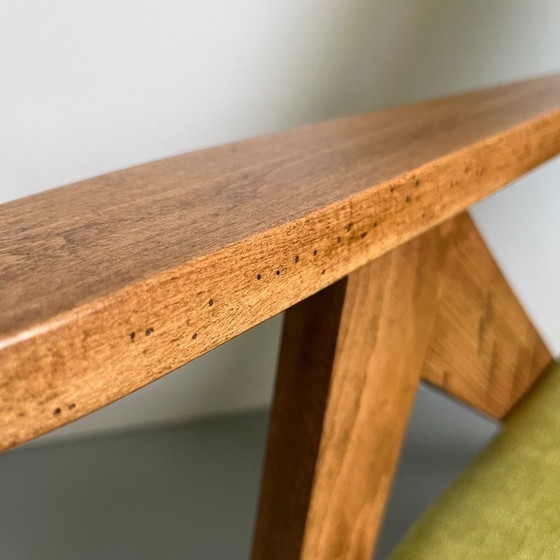 Vintage fauteuil in mid-century modern stijl: limoengroene stof, frame van beukenhout. – Wood (photo 9 of 14)