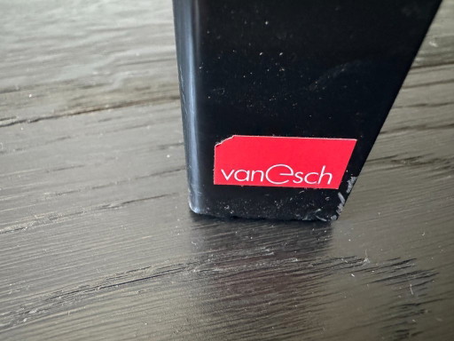 Precioso perchero negro de Van Esch Chase