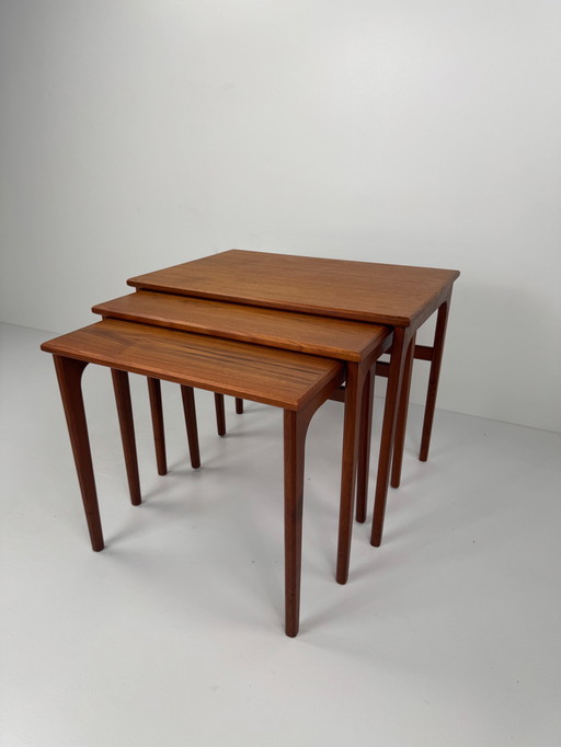 Juego de mesas nido de teca danesa - Elegancia de mediados de siglo