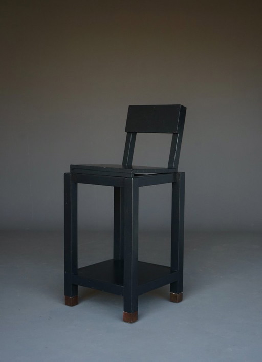 Sgabello dal design contemporaneo, opera del designer olandese Pepijn Fabius Clovis, anni 2020.