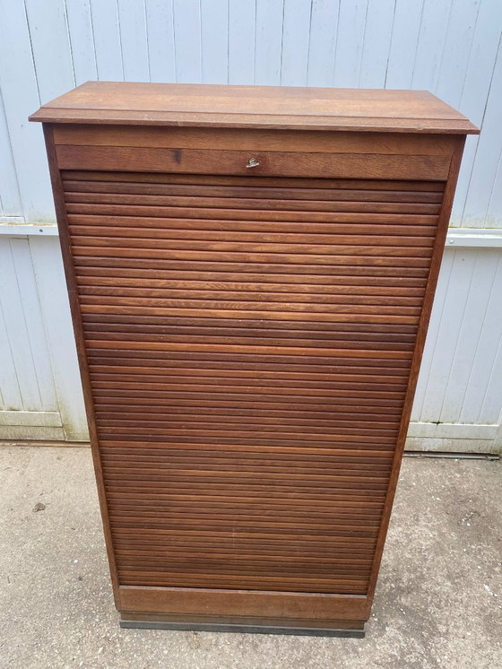 Image 1 of Archiefkast/kantoorkast met roldeksel uit de jaren 1950, gemaakt van eikenhout en fineer.