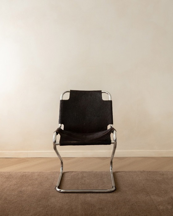 Sillas de comedor cantilever italianas de cromo y piel de vaca, años 70, juego de 4 – Leather (photo 7 of 18)
