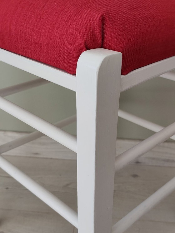 Image 1 of Taburete de pino blanco con asiento rojo