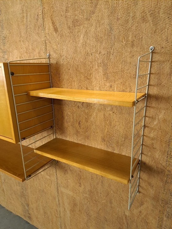 Image 1 of Sistema di parete modulare String con armadio e ripiani