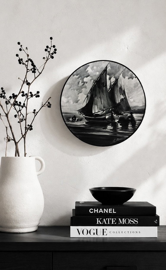 Image 1 of Plat en céramique au décor de marine en grisaille à main levée 