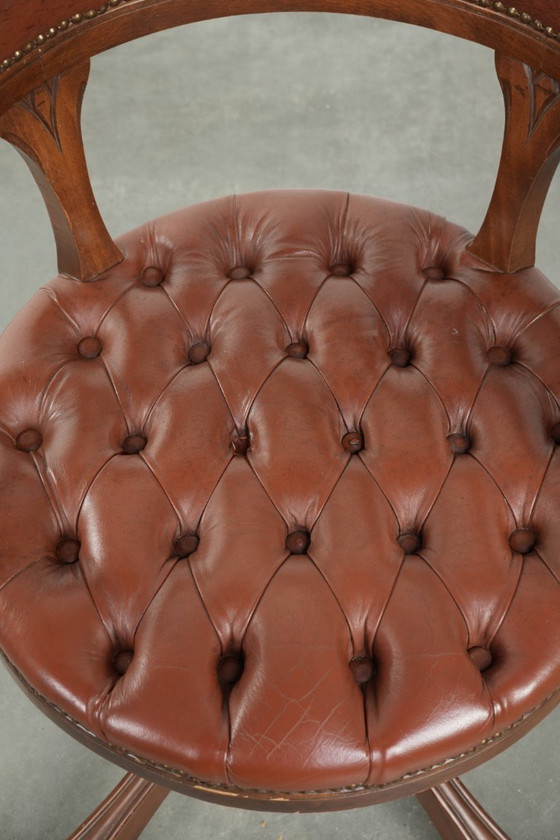 Image 1 of Rundleren draaibare Engelse stijl chesterfield bureaustoel in een mooie bruine kleur